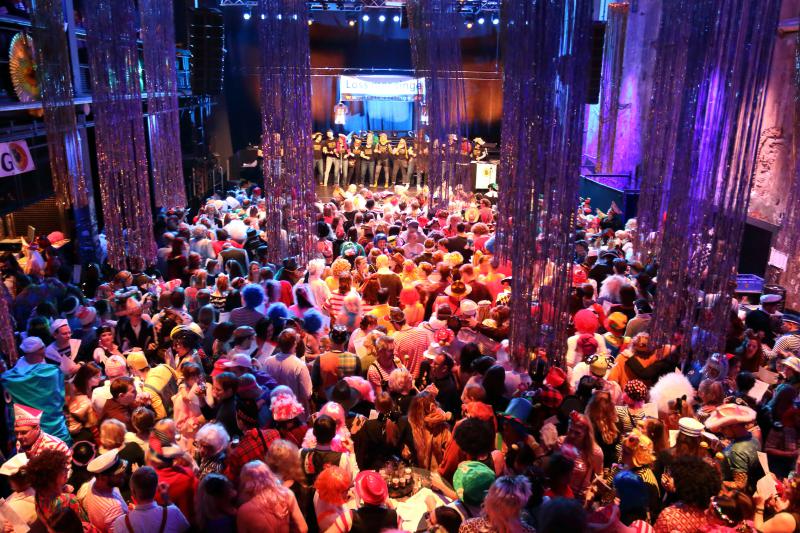 Rauschendes Kölsch-internationales Fest in der Hauptstadt